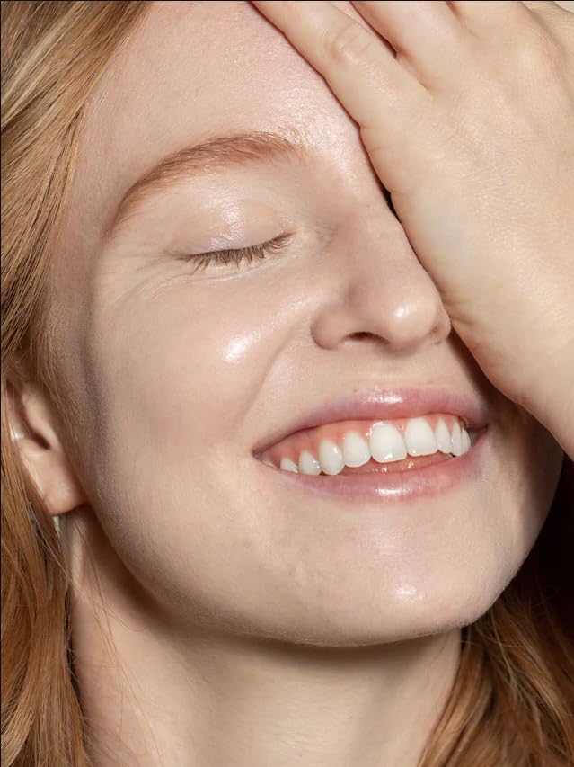 ILIA texture-closeup reveals radiant, breathable finish without clogging pores.