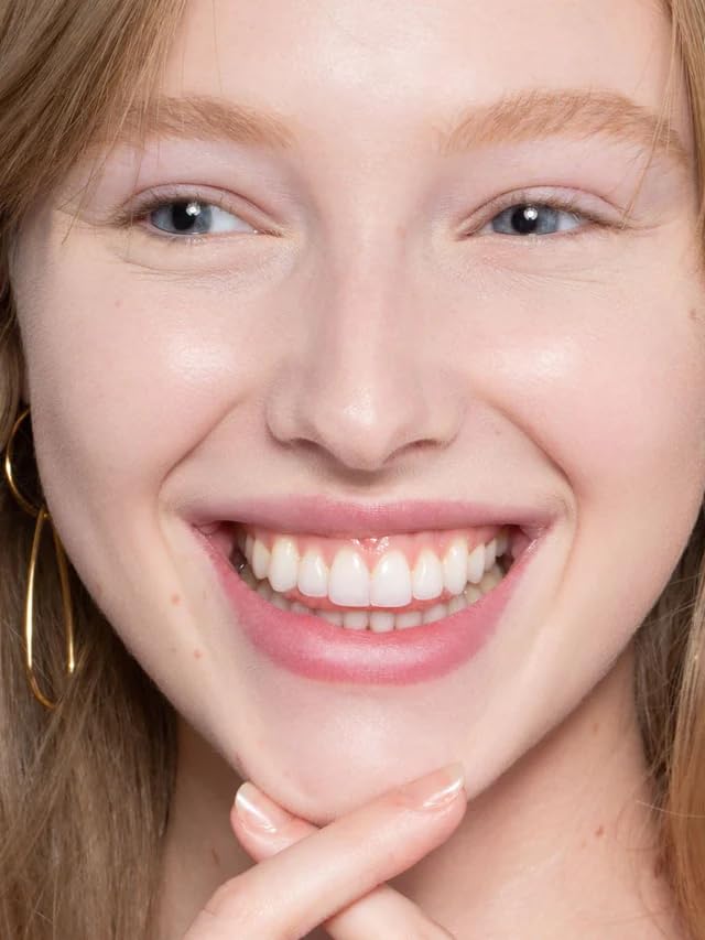 ILIA True Skin Serum Concealer blemish cover on skin surface
