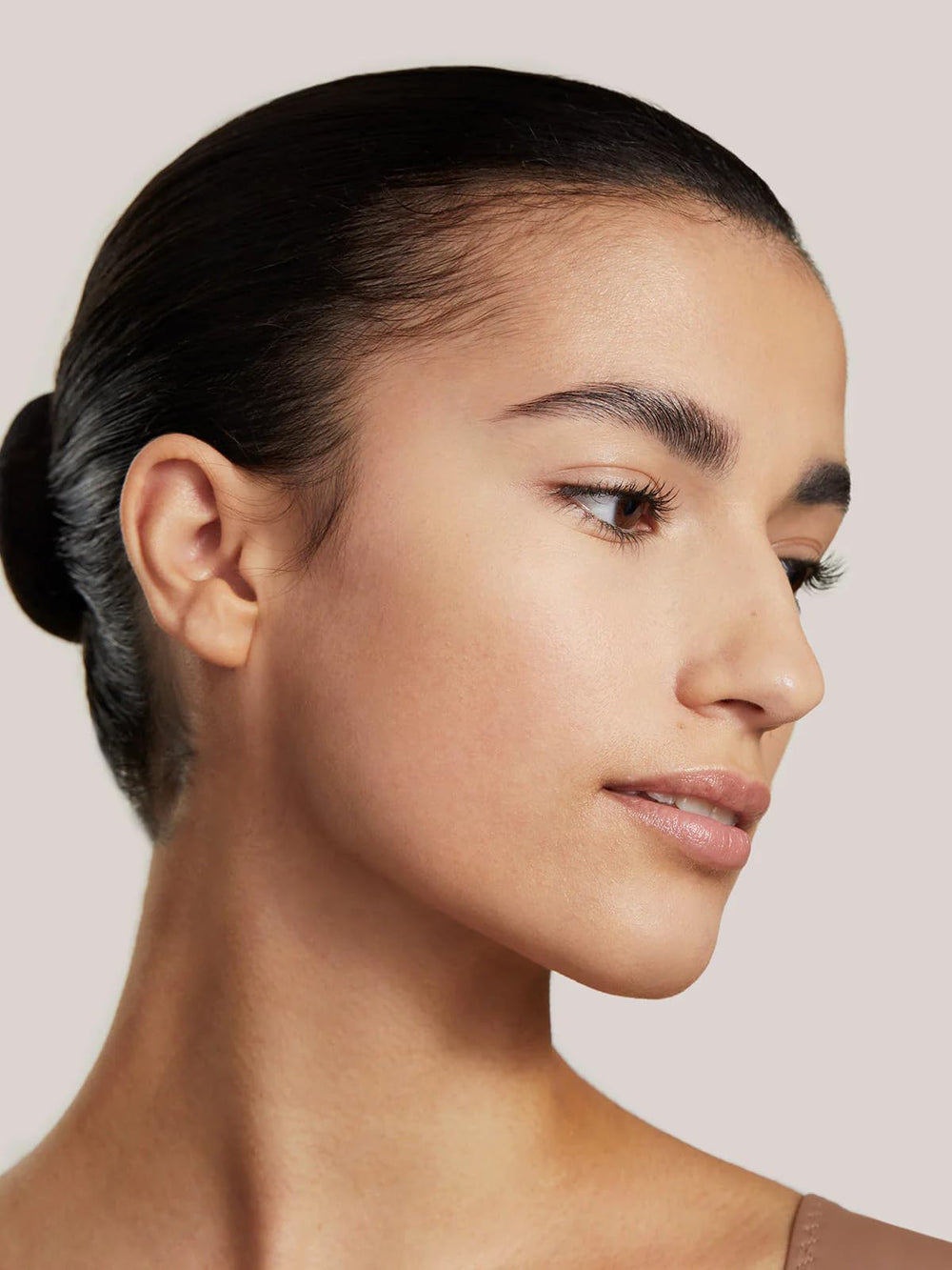 ILIA True Skin foundation application image illustrating smooth blending.