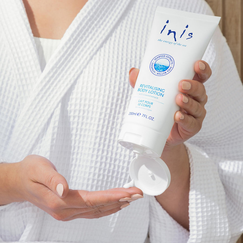 Inis Energy of the Sea Revitalizing Body Lotion fragrance splash visual conveys refreshing coastal scent.