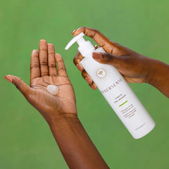 INNERSENSE I Create Curl Memory Gel applying on hair for easy slip
