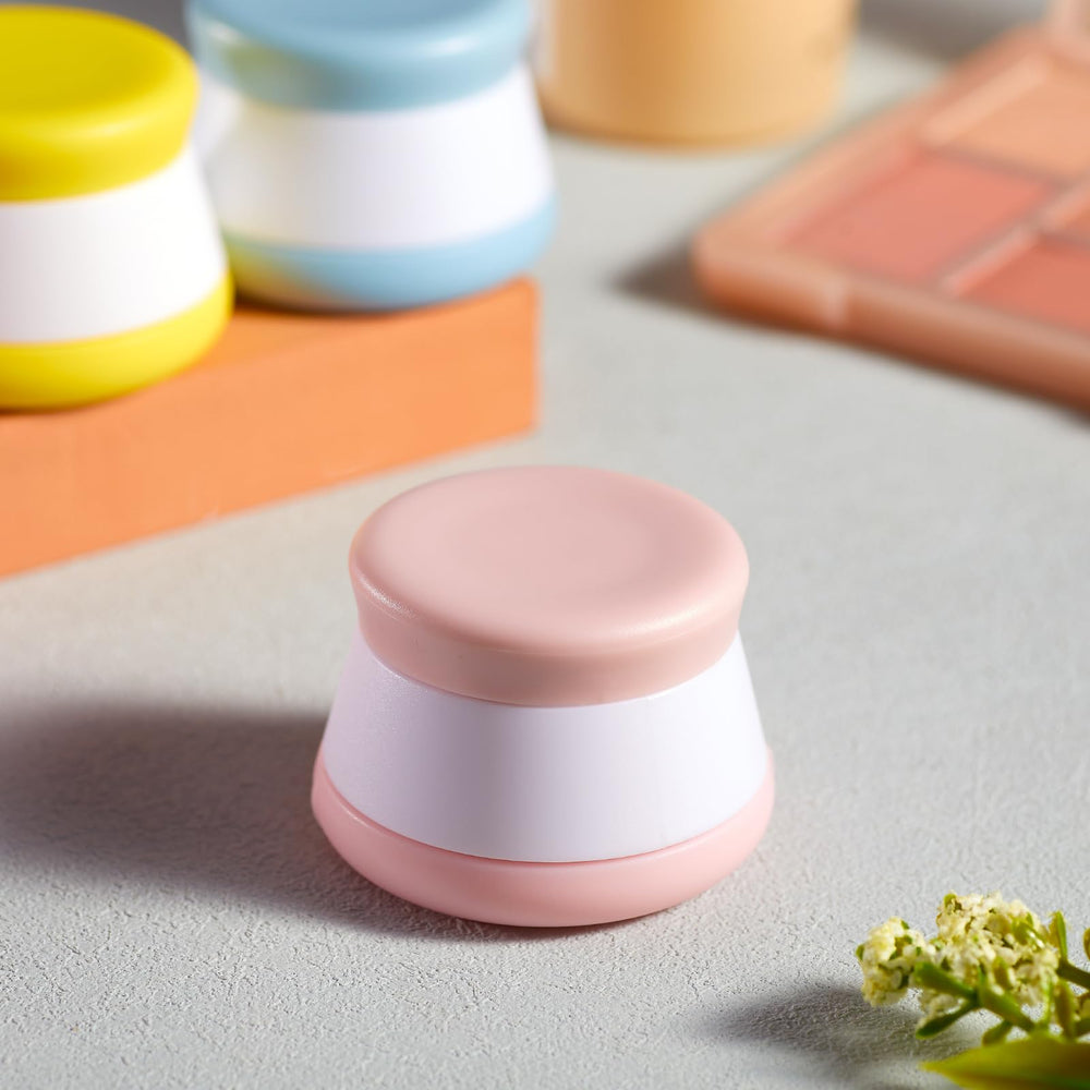 INSFIT BPA-free silicone jars ensure safe storage for liquids and creams.