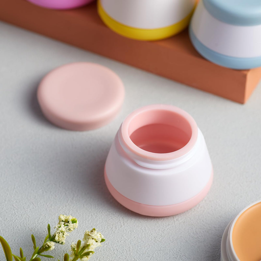 INSFIT silicone jars with wide mouths enable easy filling and cleaning for creams.
