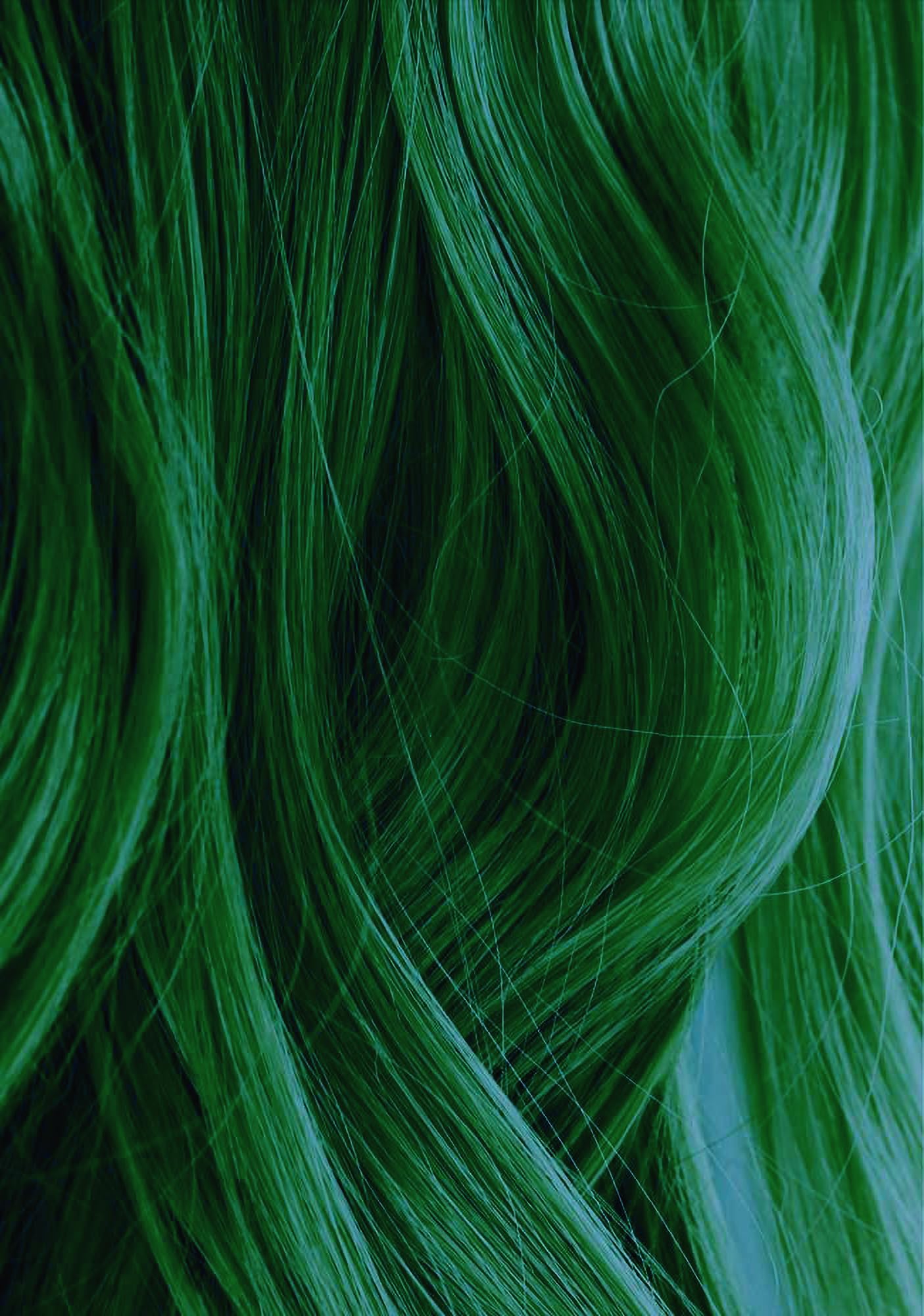 IROIRO forest green tone on hair demonstrates rich color potential.