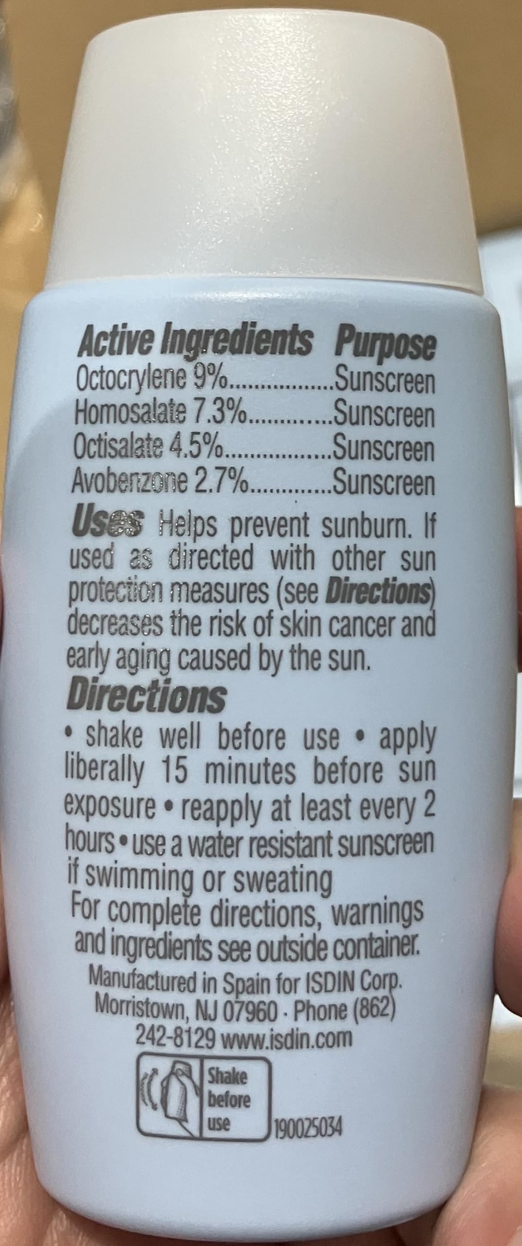ISDIN hyaluronic acid drop illustrates hydration boost.