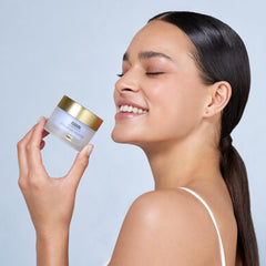 ISDIN Isdinceutics Hyaluronic Moisture cream swirl demonstrates smooth, fast-absorbing moisture.