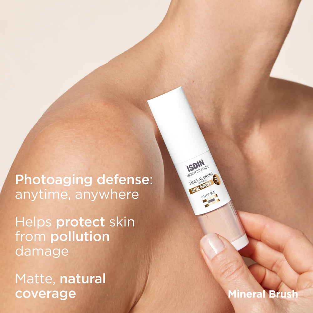 ISDIN Mineral Brush Powder brush in circular motions demonstrates even coverage for a natural look.