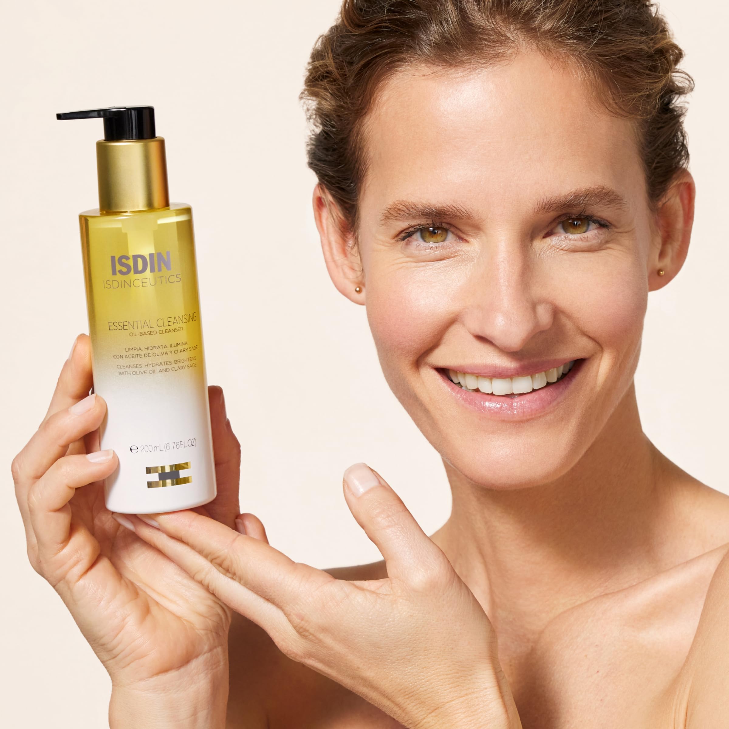 ISDIN Isdinceutics Essential Cleansing Oil water-activation demonstrates rinse-ready emulsion and fresh skin feel.