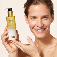 ISDIN Isdinceutics Essential Cleansing Oil water-activation demonstrates rinse-ready emulsion and fresh skin feel.