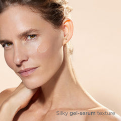 ISDIN Melaclear Advanced pump-action image demonstrates easy dispensing of the pigment-correcting formula.