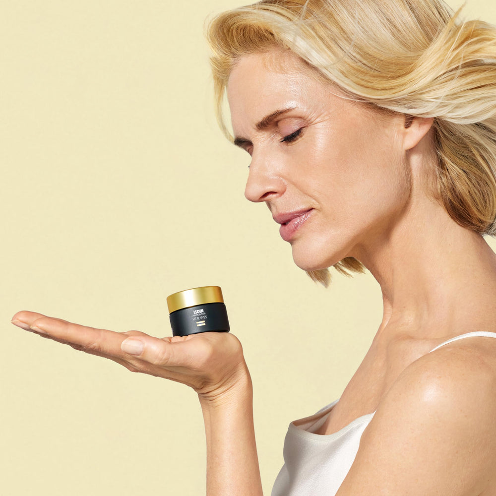 ISDIN Isdinceutics Vital Eyes cooling applicator demonstrates refreshing touch to decongest the eye area.