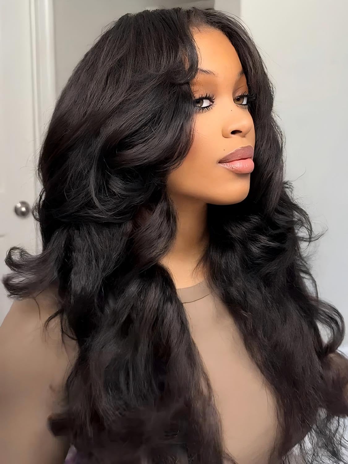 ISEE human hair kinky-straight 18-inch wig for natural movement.