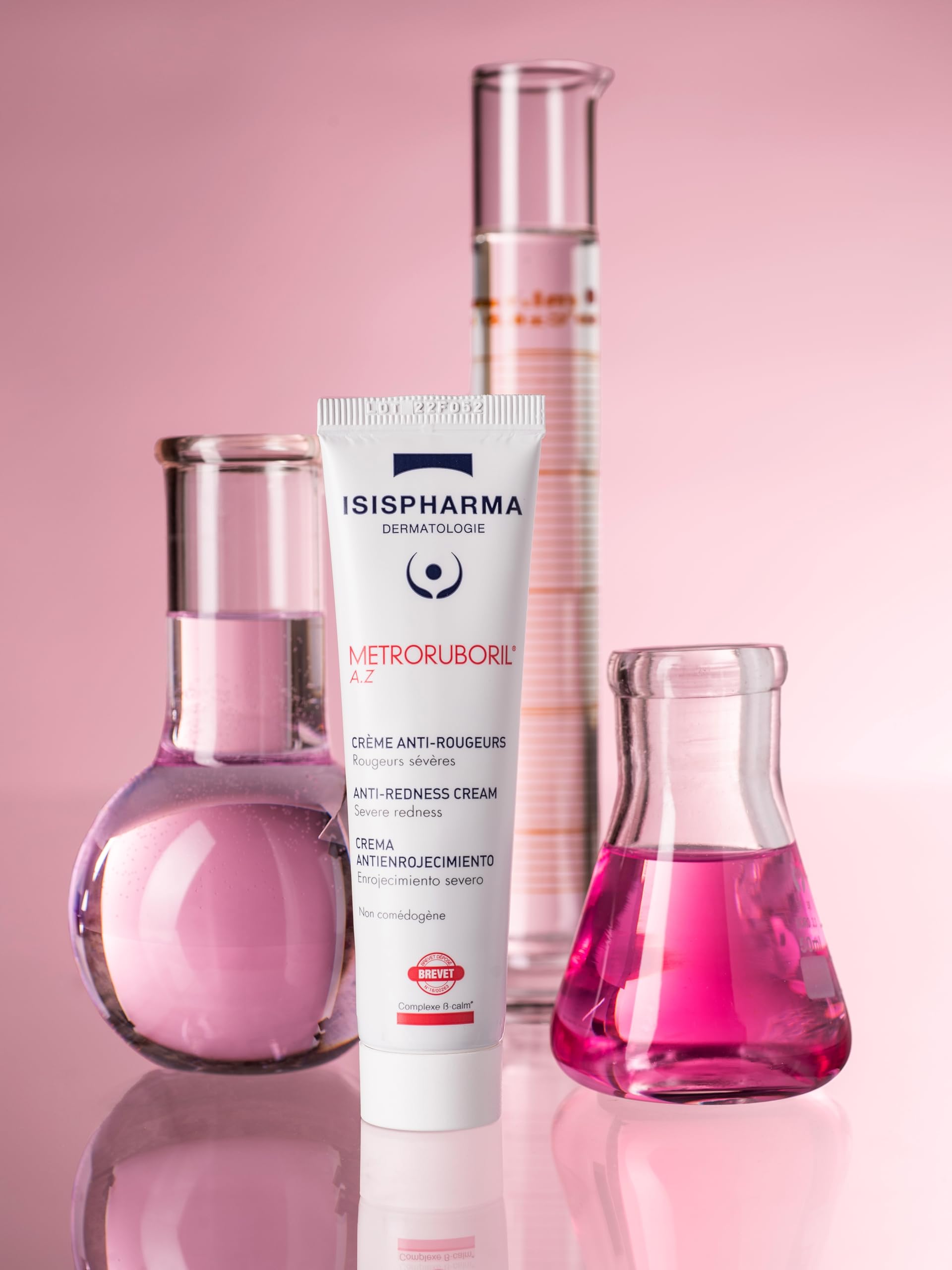 IsisPharma Metroruboril hydrating cream closeup implies balanced moisture.