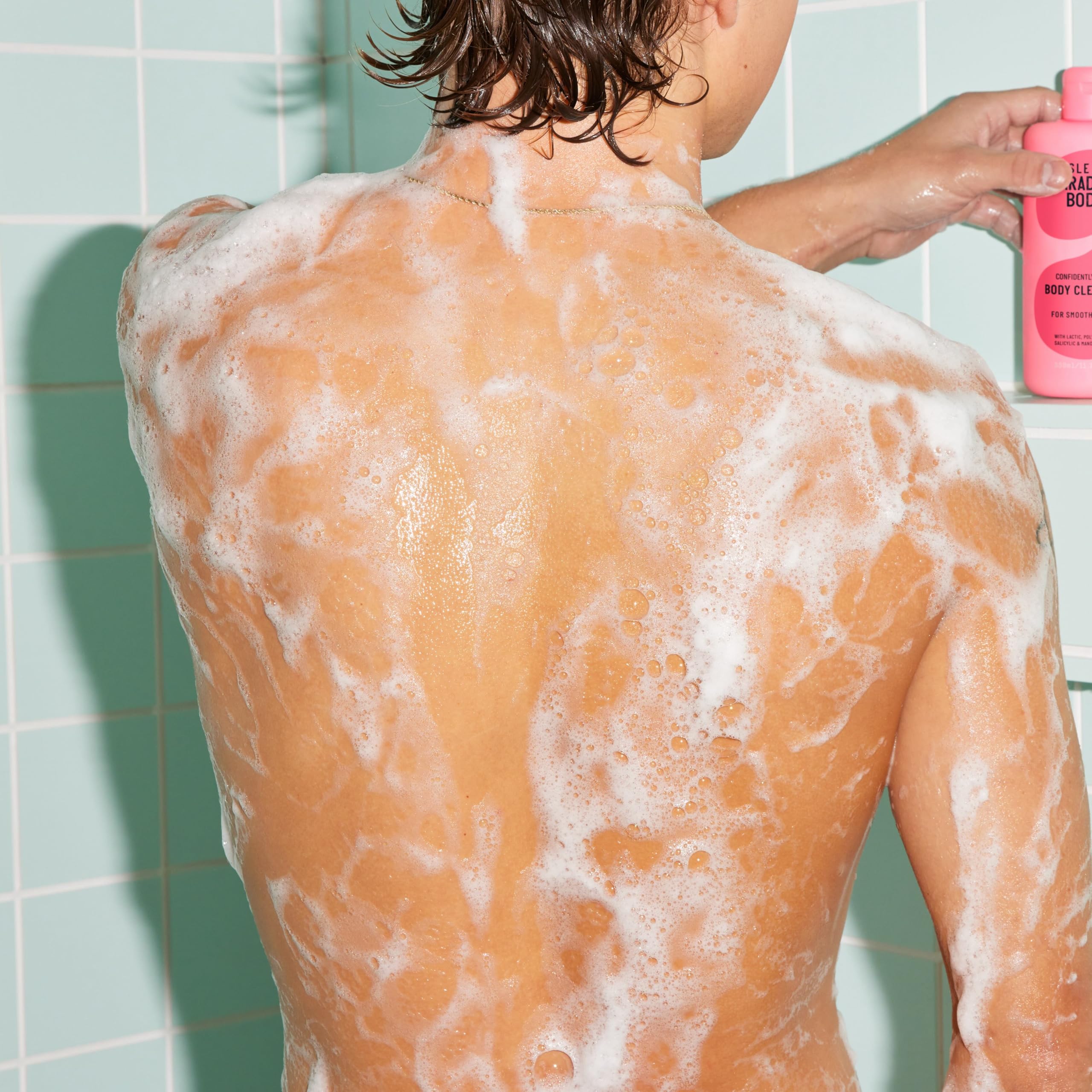 Isle of Paradise Confidently Clear bottle pour captures smooth lather ready for targeted acne care.
