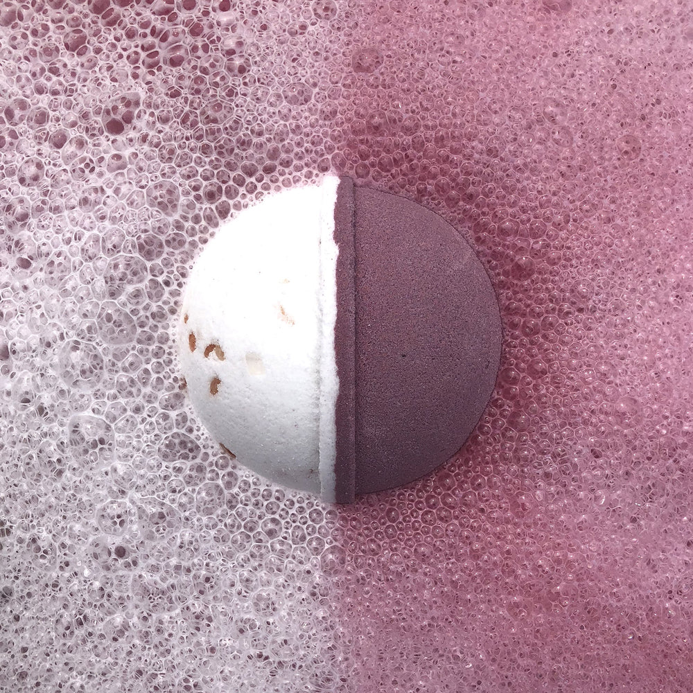 Jackpot Candles fragrance-rich foam for immersive scent during a soak.
