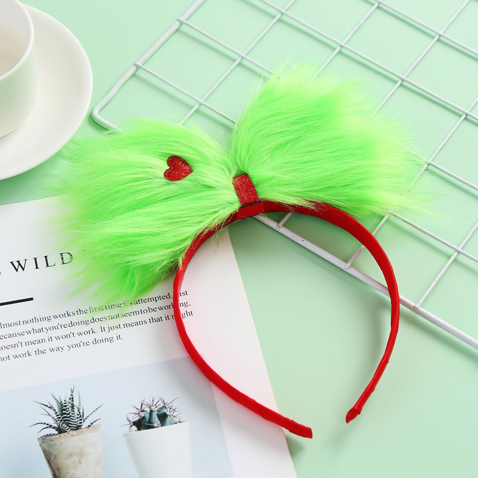 JiaDuo large green furry headband elastic band close-up for comfortable wear