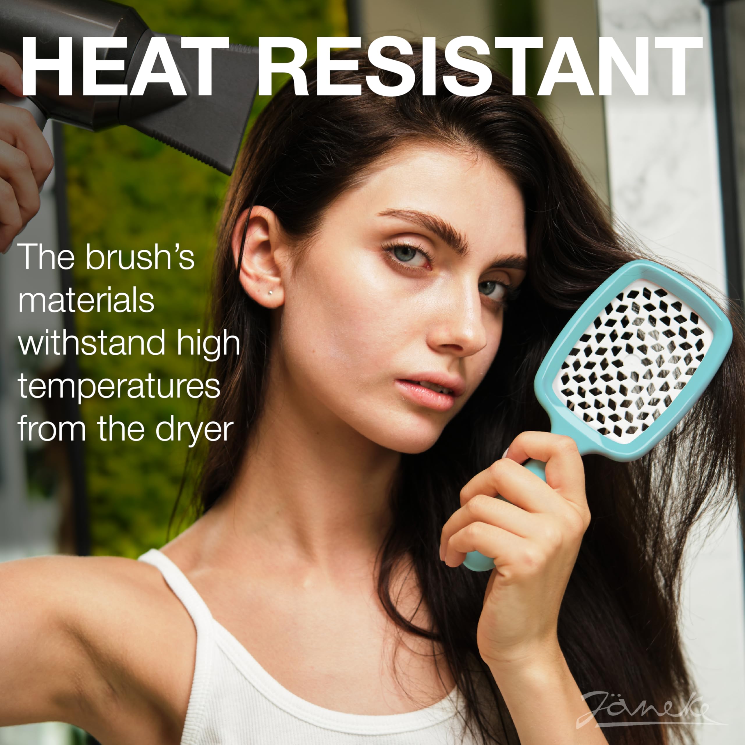 Janeke Superbrush anti-static carbon-infused material reduces flyaways during styling.