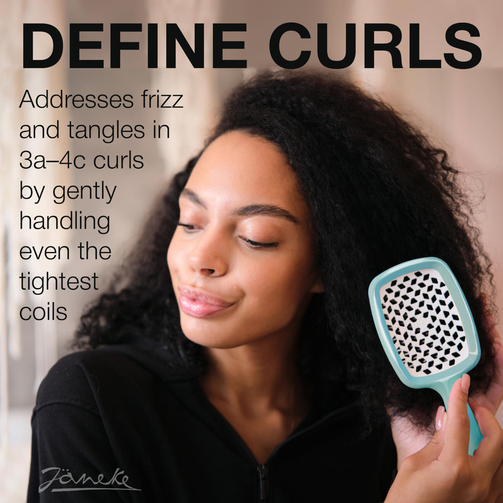 Janeke Superbrush ergonomic grip enhances control during brushing on all hair types.