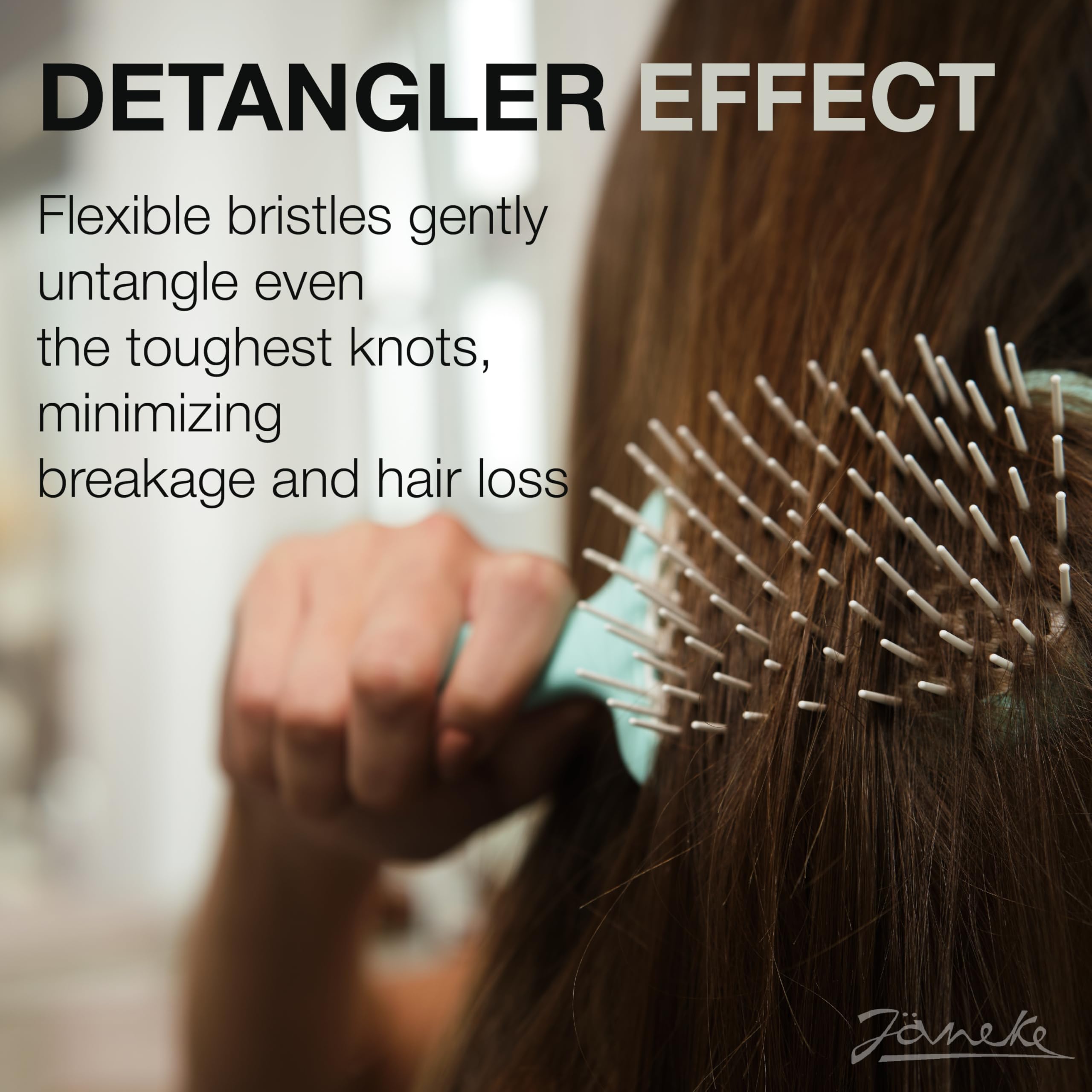 Janeke Superbrush detangling bristles gliding through knots with minimal pulling