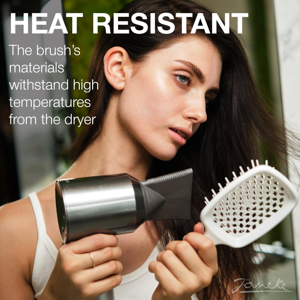 Janeke Superbrush heat-resistant design stays stable during high dryer temperatures.
