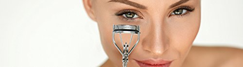 JAPONESQUE brow-spoolie-soft-bristles helps hold brows in place during grooming.