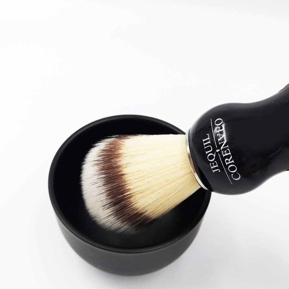 JEQUIL&CORENVEO deluxe shaving kit stand closeup highlights weighted base for steady placement.