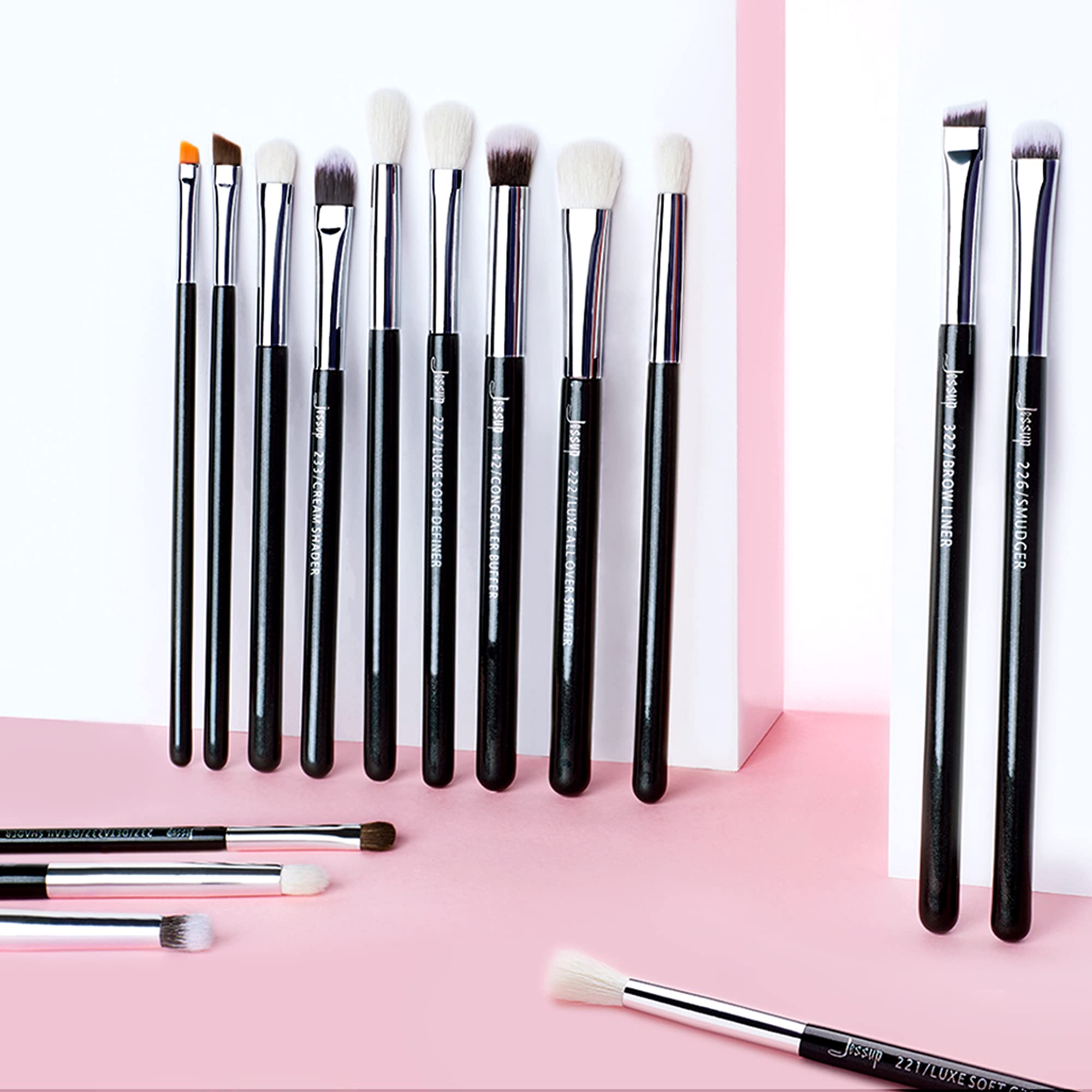 Jessup 15pcs set in use to create versatile eye makeup looks.