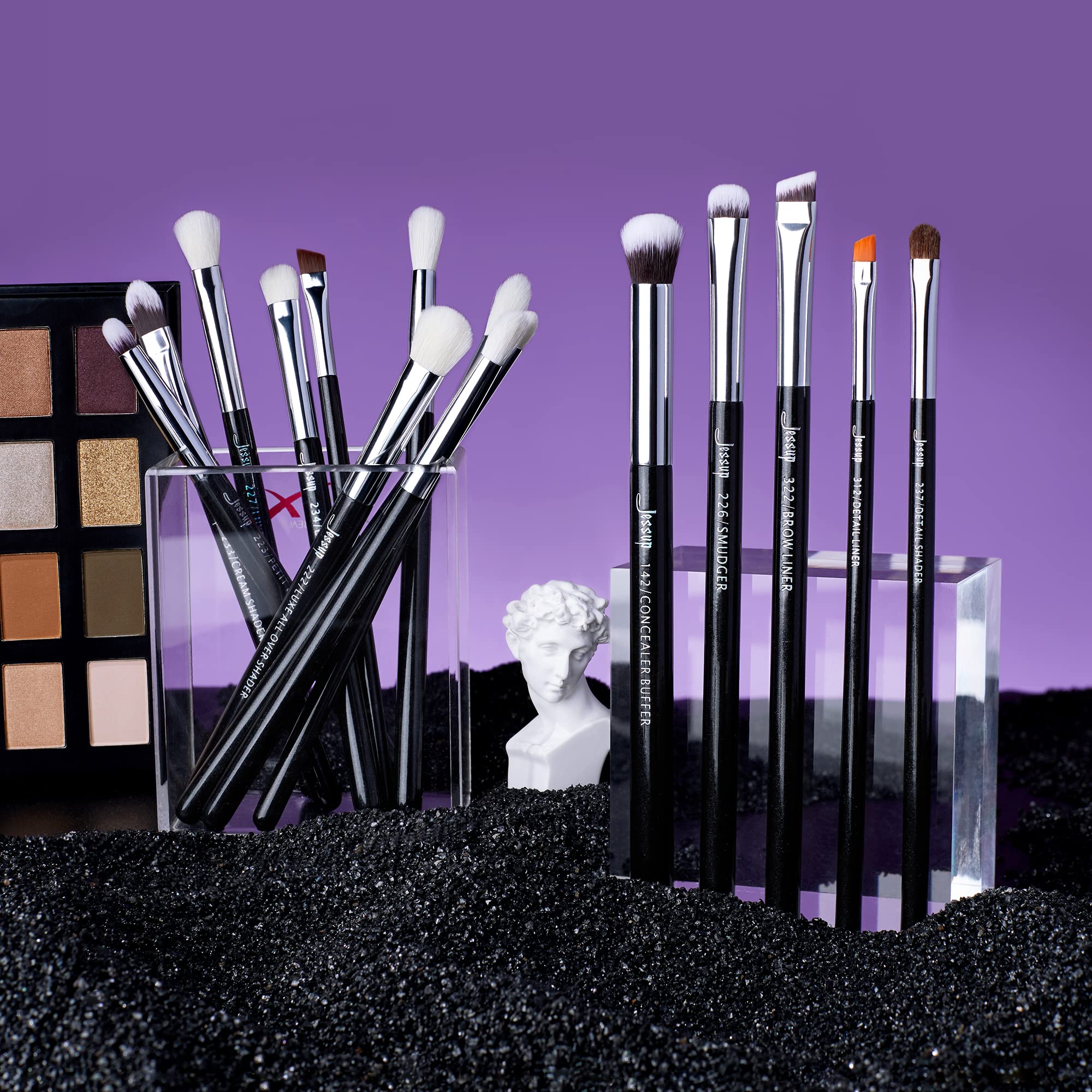 Jessup concealer brush flat-tip for seamless, targeted coverage.