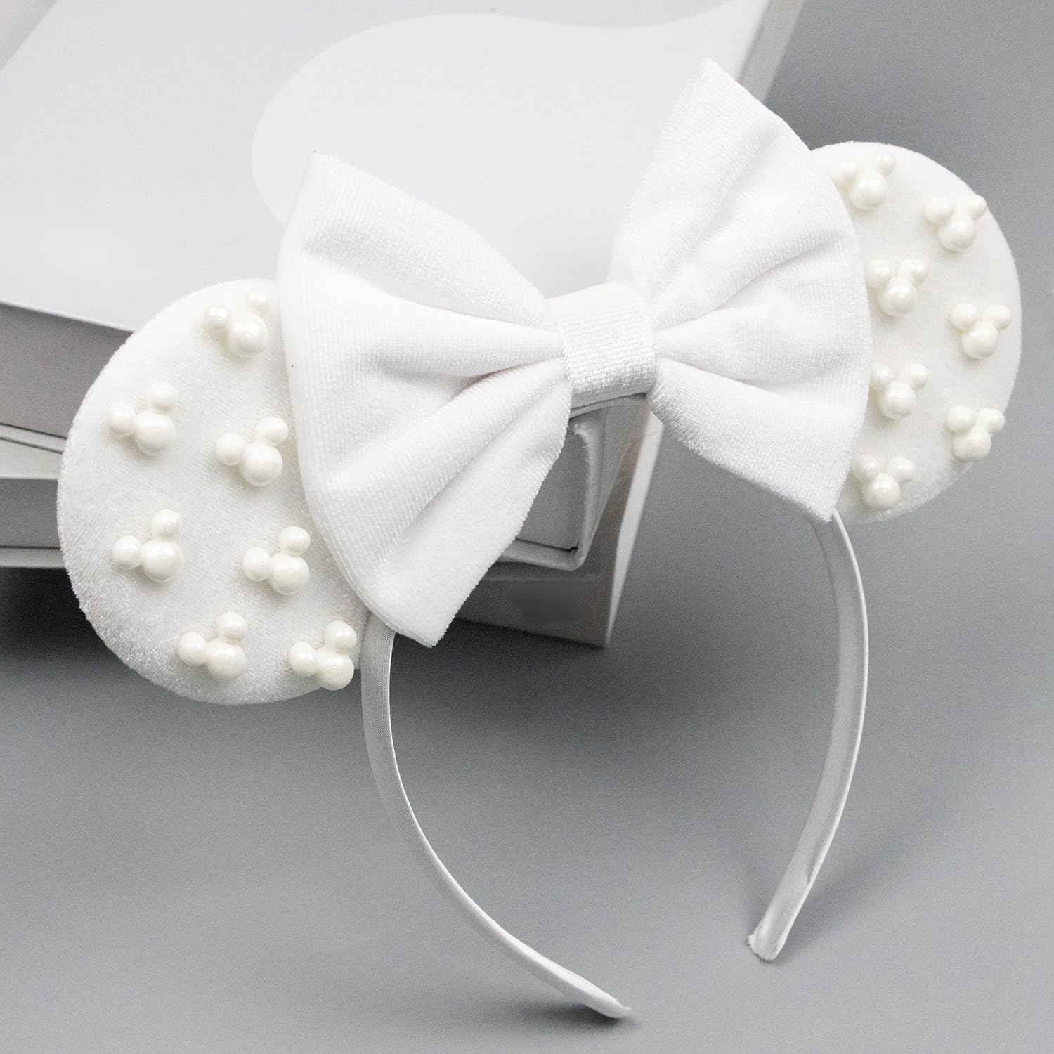 JIAHANG velvet headband on model showcasing comfortable, all-day wear.