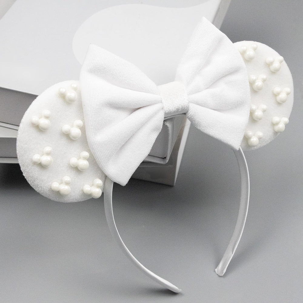 JIAHANG velvet headband on model showcasing comfortable, all-day wear.