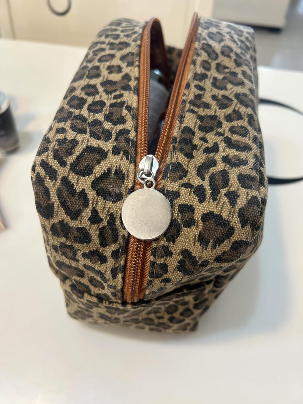 JIU HONG CHAO leopard print bag styled as a gift-ready accessory