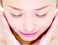 JOESOEF cleanser with salicylic acid to exfoliate pores and reduce redness.