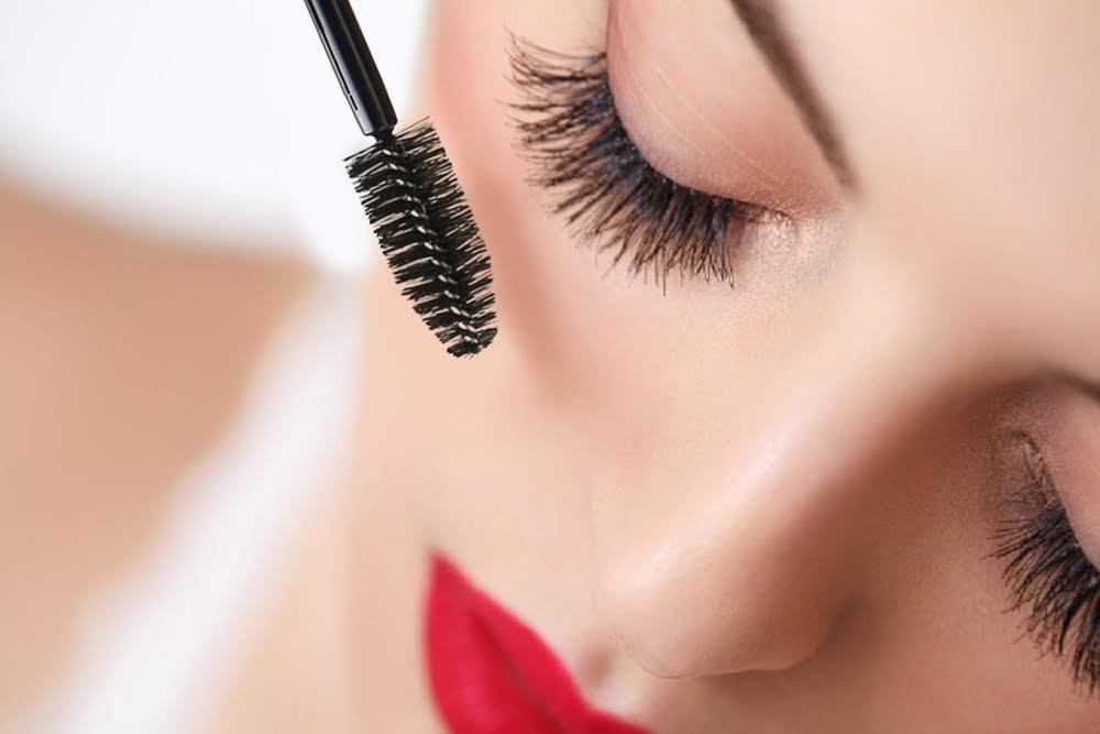 Jolie Sensitive Eyes mascara lashes closeup highlights smooth removal after wear.