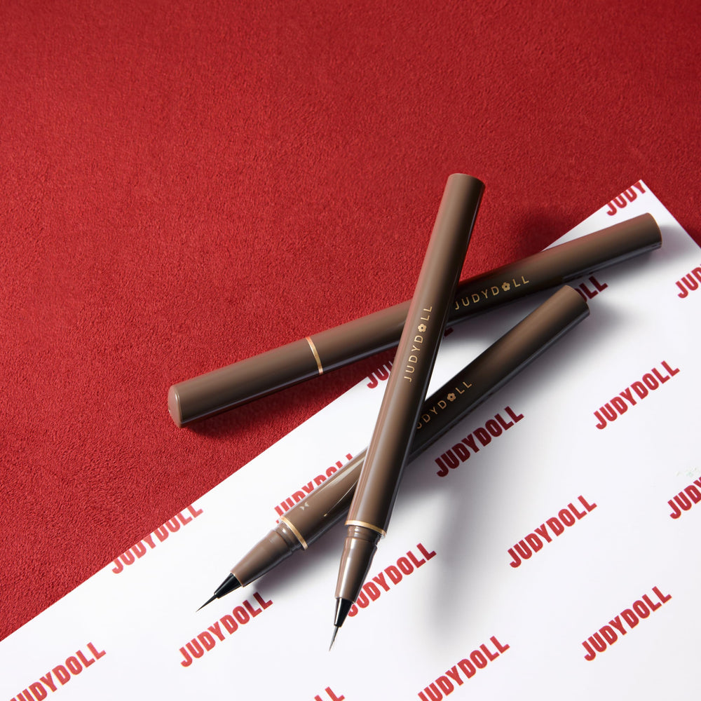 JUDYDOLL close-up view highlights precise tip and smooth glide for confident lining.