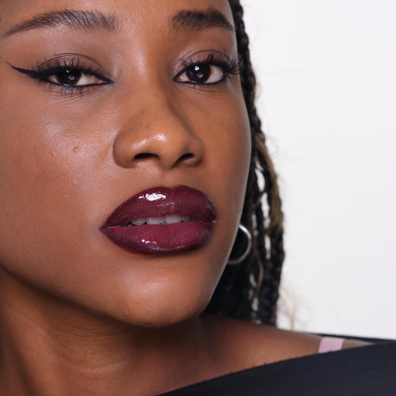 JUDYDOLL Smudge-Proof Lip Stain stays crisp during daily activities.