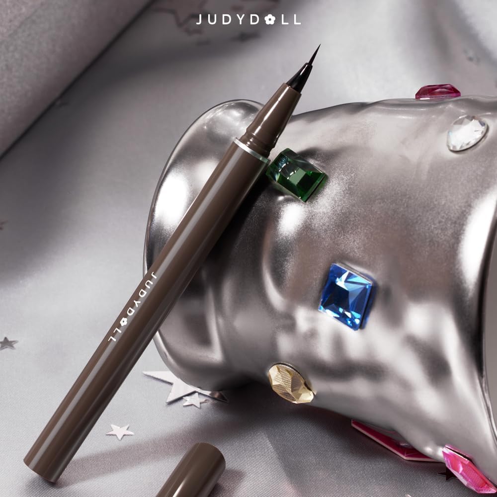 JUDYDOLL Ultra-Fine Eyeliner simplifies quick touch-ups with an easy-application feel.