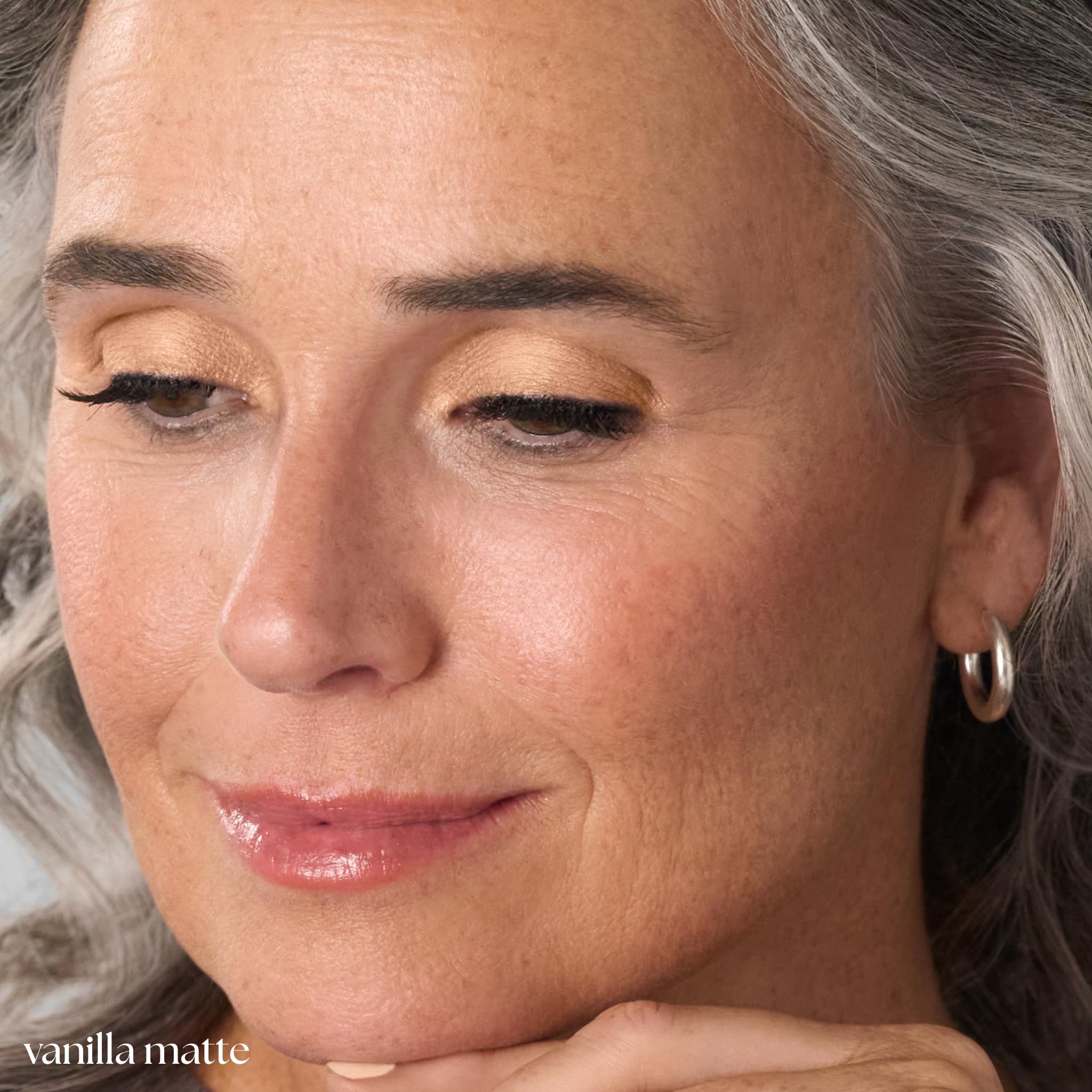 Julep Eyeshadow 101 creme-to-powder finish closeup highlights waterproof crease-proof powder.