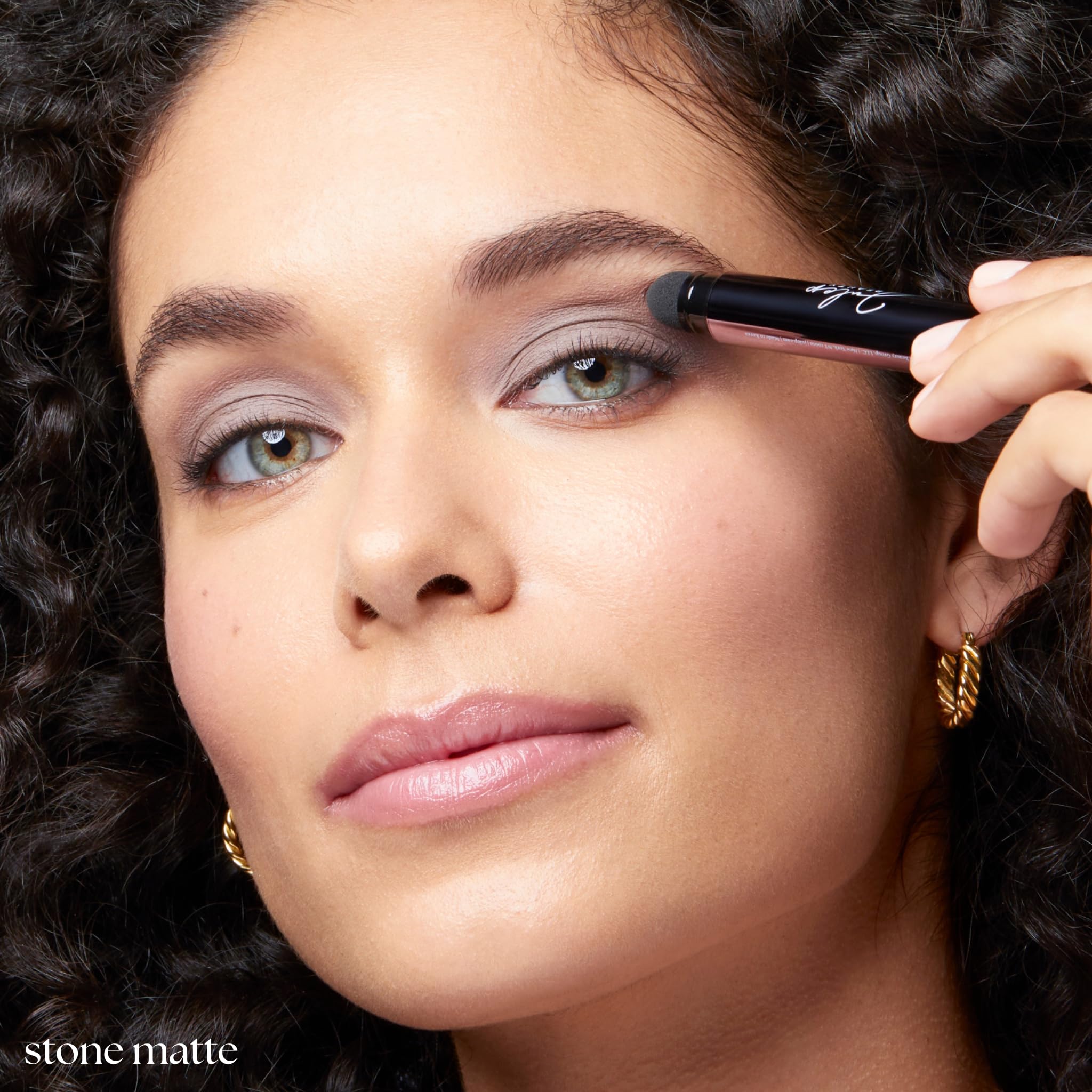 Julep Eyeshadow 101 Built-in Smudger closeup demonstrates quick, precise blending on the go.