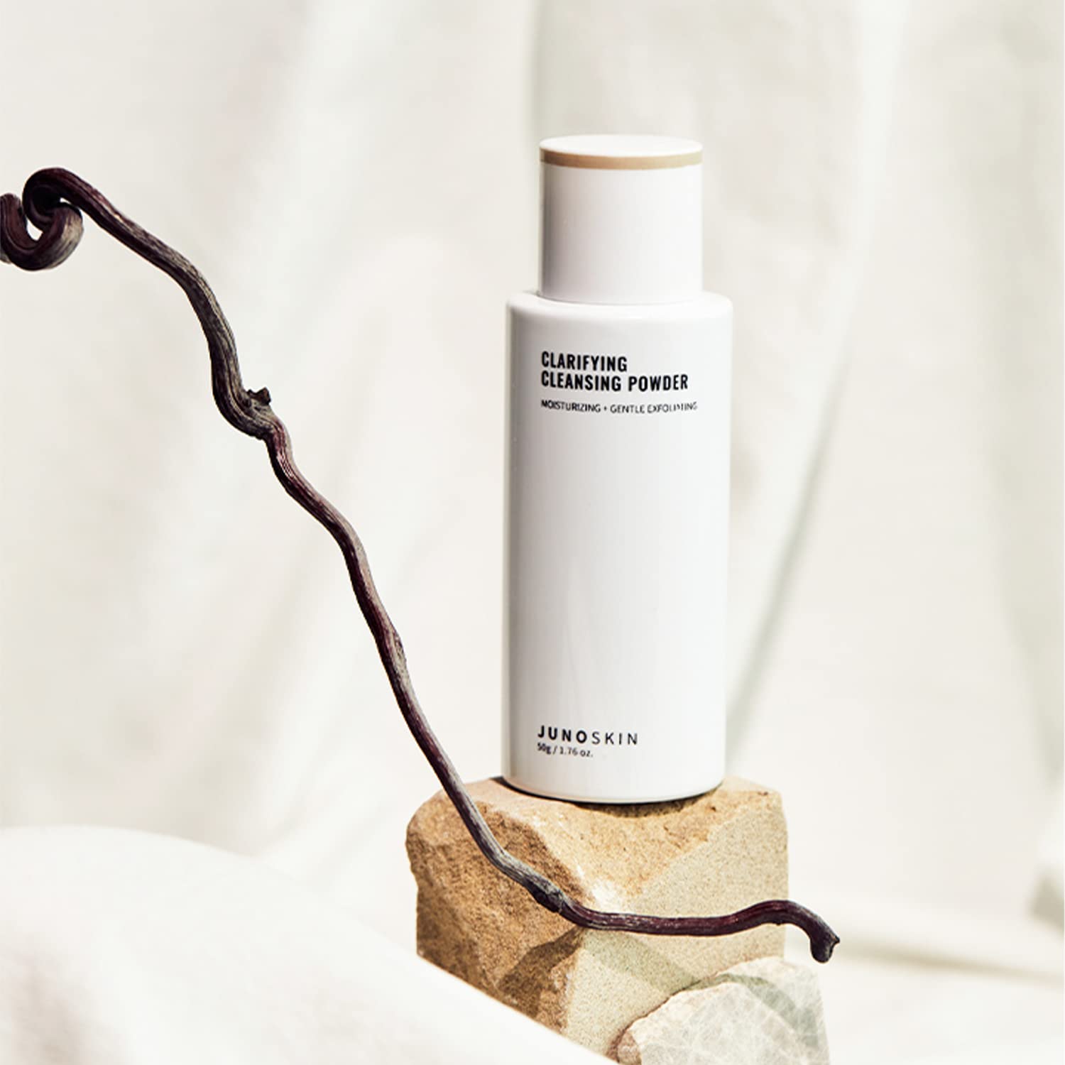 JUNO & Co. powder dispenser shows easy, mess-free cleansing for daily use.