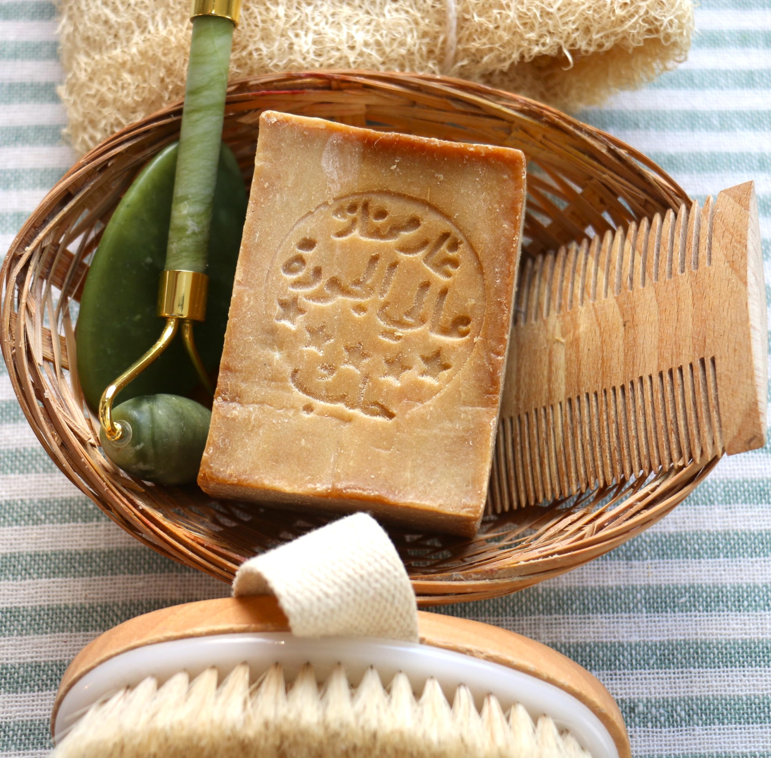 JUSIZA Aleppo Soap laurel oil focus emphasizes hair and scalp nourishment.