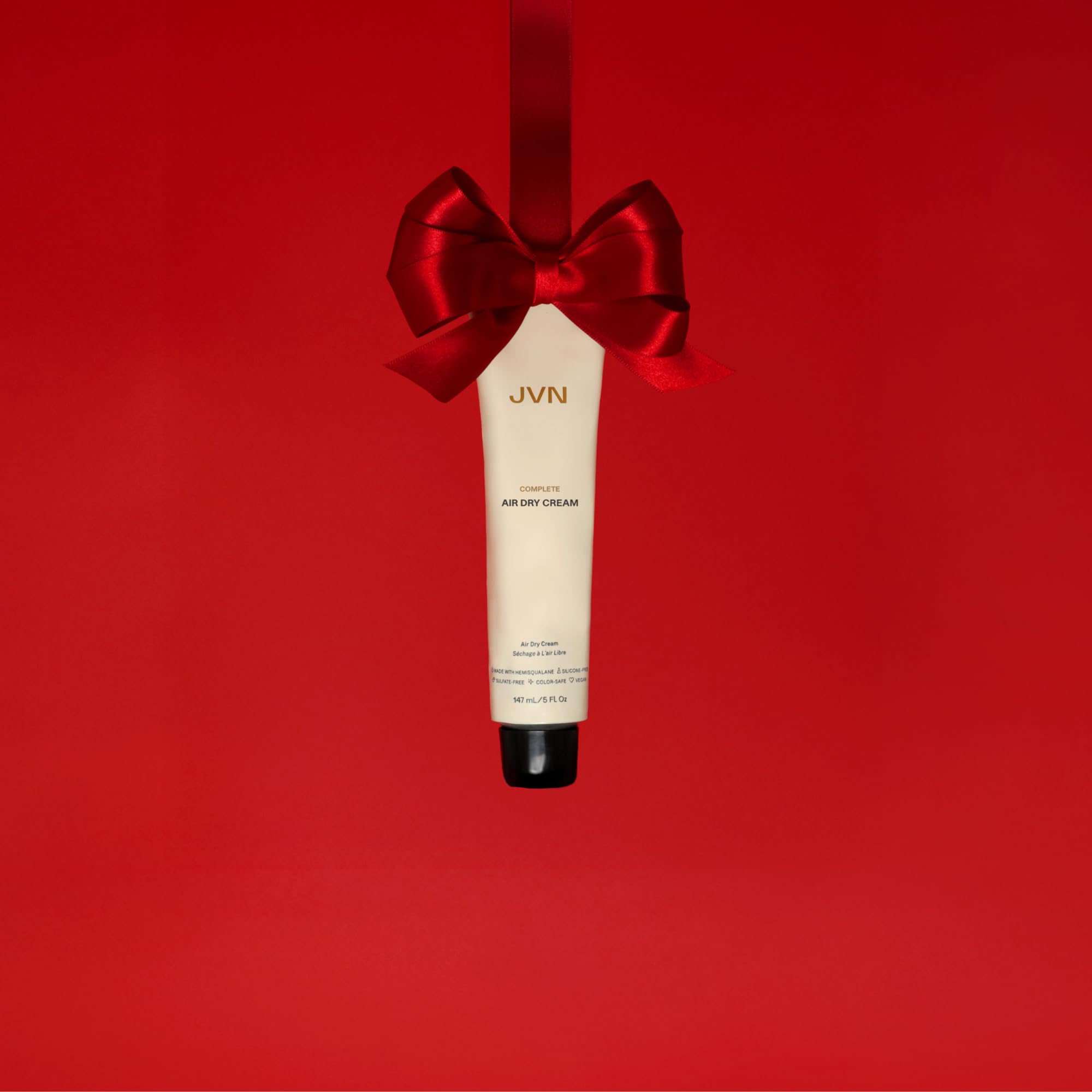 Shiny natural waves with JVN Air Dry Cream for frizz control