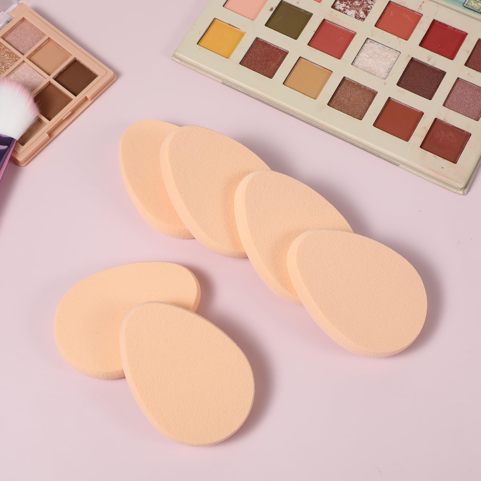 KALIONE sponge reach-face contours—helps sculpt cheeks and jawline with precision