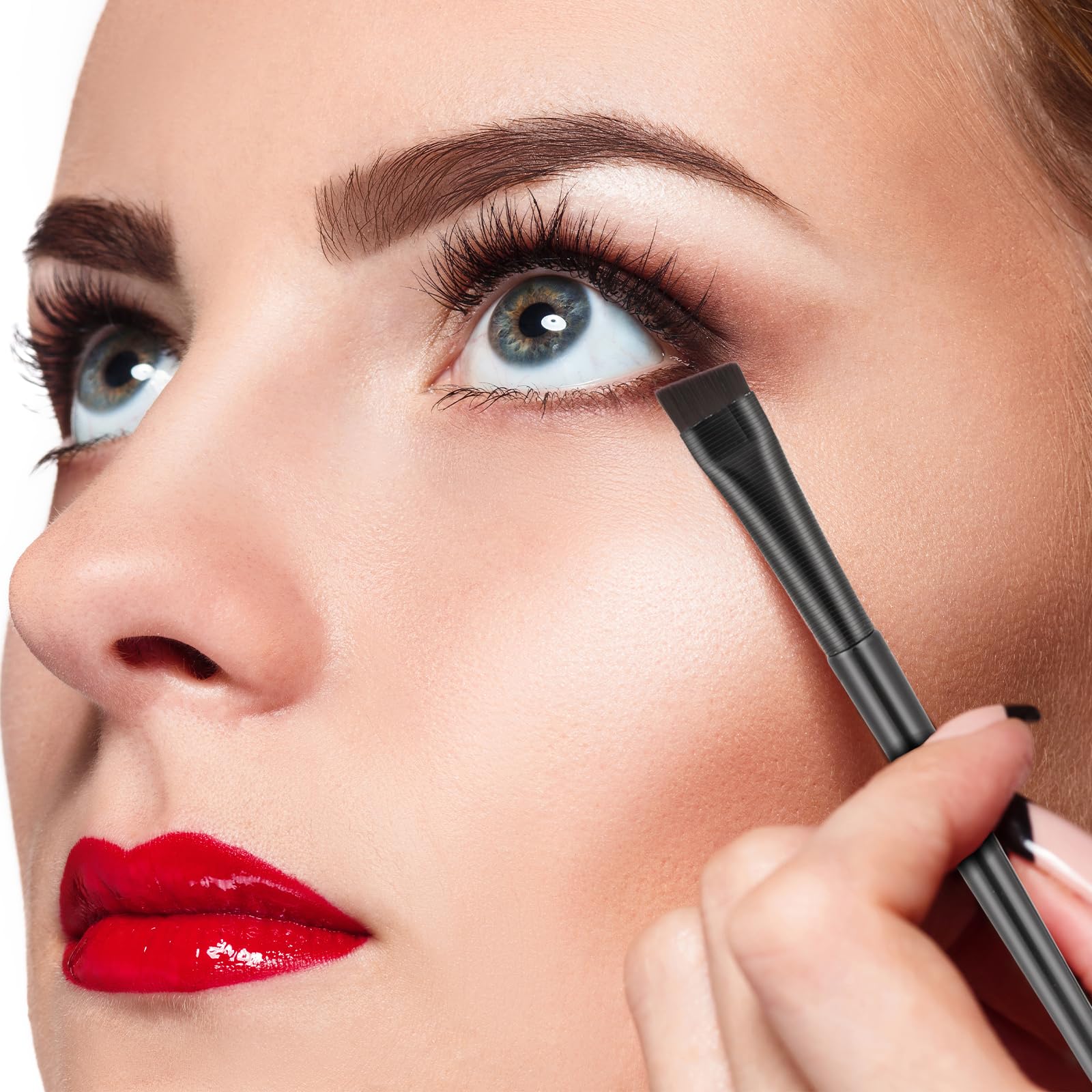 KALIONE tightly packed bristles deliver fine lines on lids and brows.