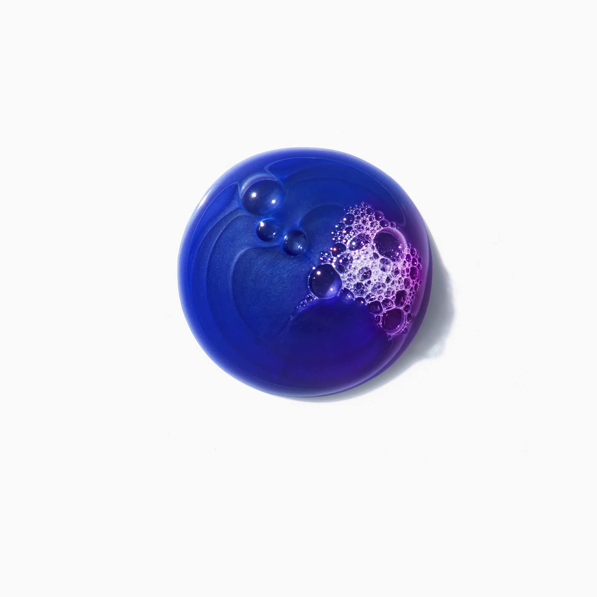 Blue and violet pigments detail on Blond Absolu shampoo.