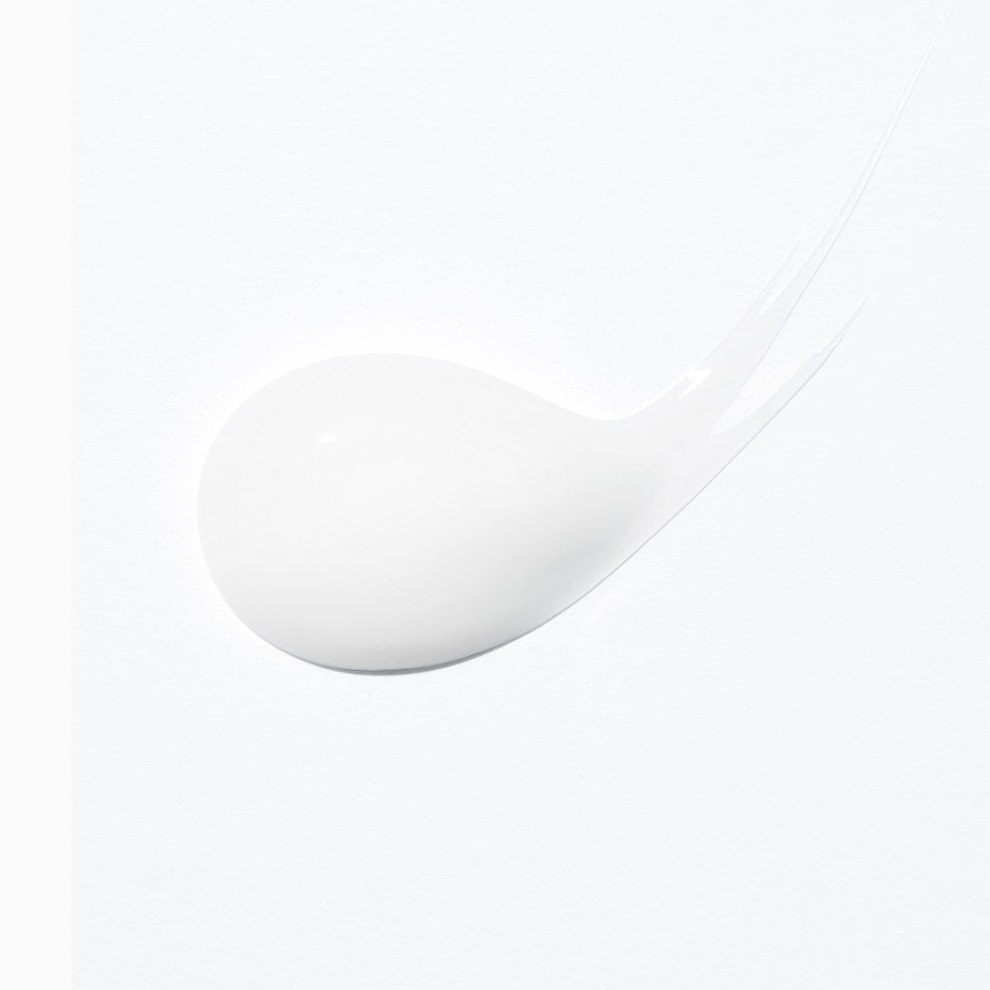 Kérastase Curl Manifesto Gelee Contour twists defined curls during styling.