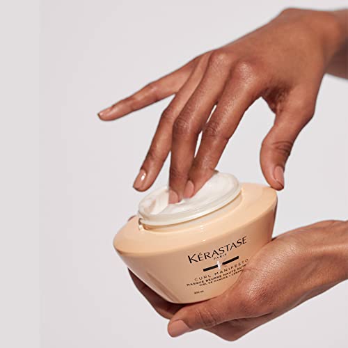 KÉRASTASE Curl Manifesto texture on hand ready to apply.