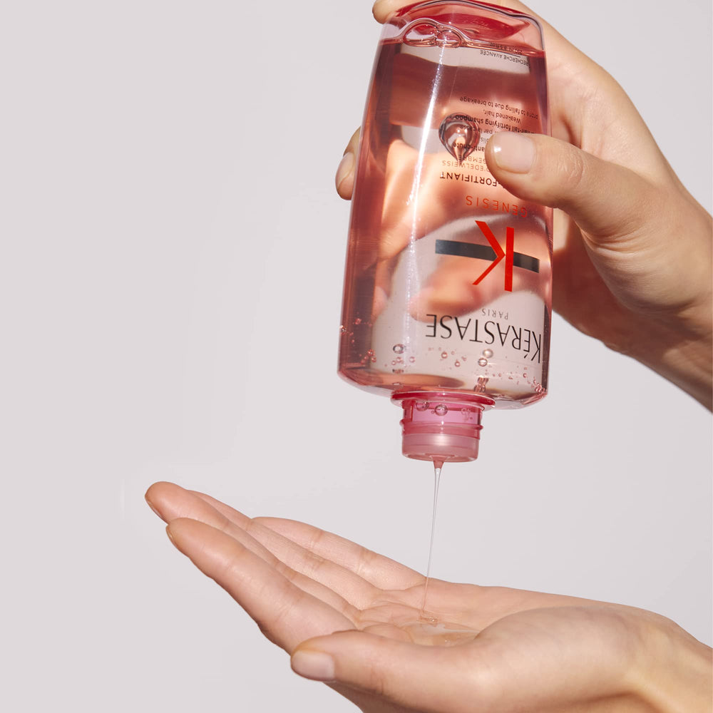 Kérastase Genesis Hydra-Fortifiant hair soft gloss close-up conveys healthy shine.