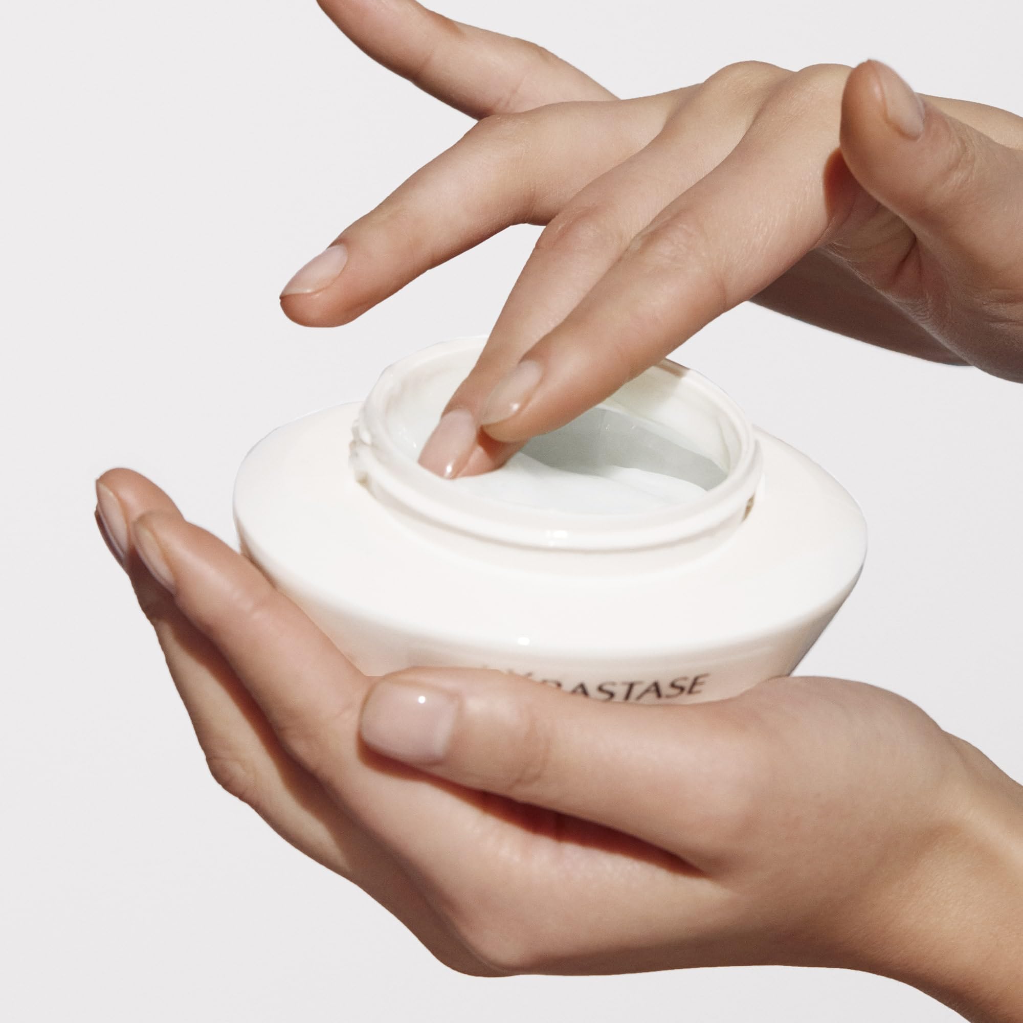 KÉRASTASE Masquintense Riche texture swatch—creamy mask texture for smooth, radiant finish.