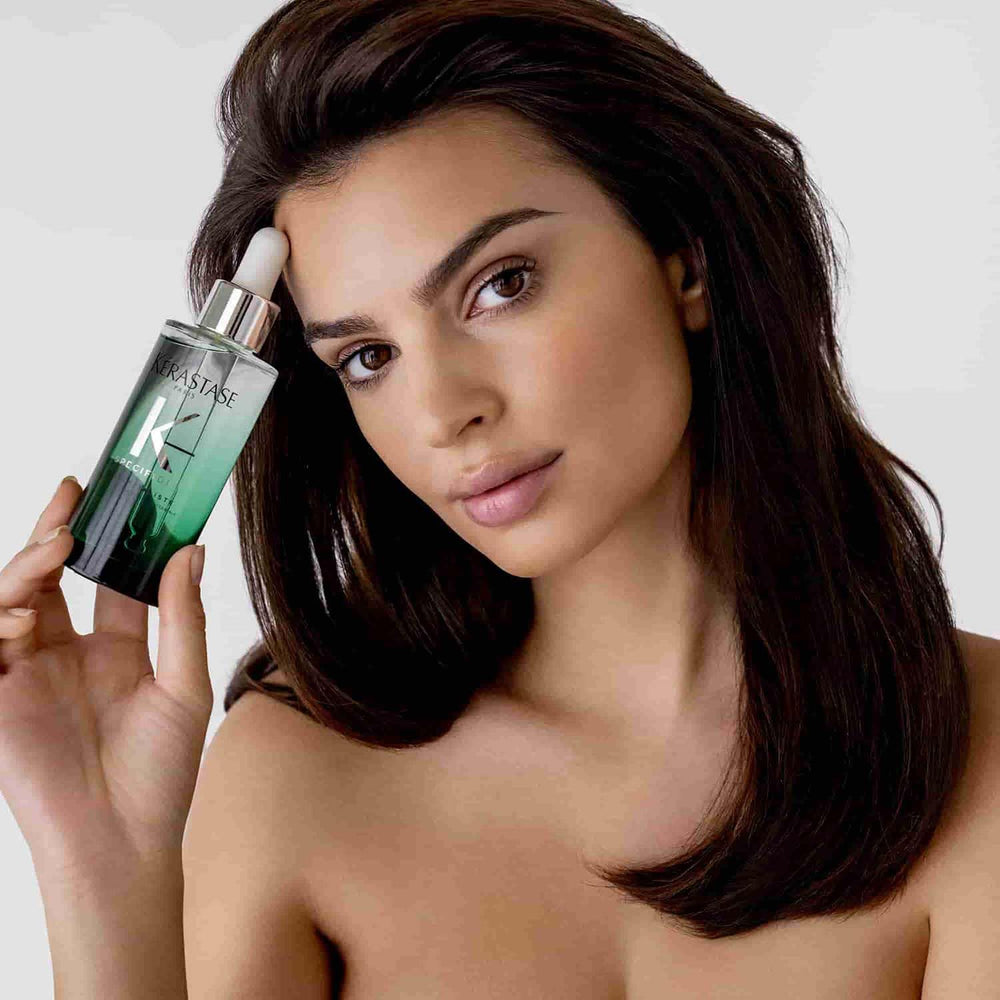 Kerastase Specifique universal defense serum on scalp close-up illustrating calming protection.