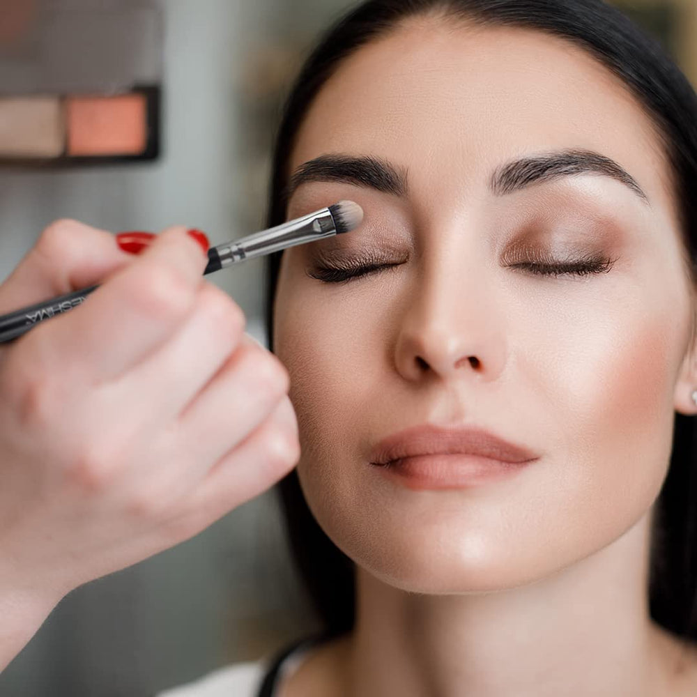 KESHIMA ergonomic handle design enhances precision and fatigue-free use during makeup sessions.